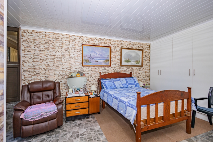 5 Bedroom Property for Sale in Peerless Park Western Cape